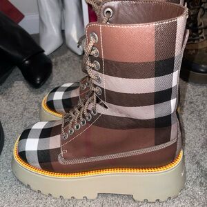 Burberry women boots size 39.5